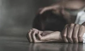 Sau cuộc nhậu, cô gái bị hai bạn trai đưa vào nhà nghỉ hiếp dâm. Ảnh minh họa