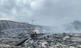 Lực lượng cảnh sát PCCC đã huy động 7 xe chữa cháy, cùng nhiều cán bộ chiến sĩ đến hiện trường chữa cháy. Ảnh: A. T