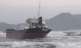 10.000 lít dầu trên tàu hàng Nam Khánh được hút ra để tránh tình trạng dầu tràn ra biển.