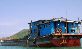 Bình Định phát thông báo tìm chủ sở hữu tàu chở 71 kiện hàng trôi dạt trên biển. Ảnh: Công Cường