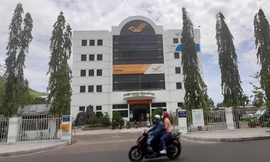 Bưu điện An Dương Vương. Ảnh: Trương Định