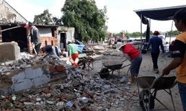 Người dân đang cố gắng dọn dẹp đống đổ nát.