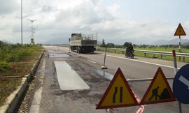 Đơn vị nhà thầu thi công đang tiến hành khắc phục sửa chữa. Ảnh: Trương Định