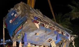 Xe khách lao xuống ruộng tối mùng 1 Tết nhiều người bị thương.