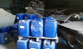 Tại Bình Định lực lượng chức năng phát hiện 286 thùng phuy, trên 300 bao bột và nhiều dụng để tinh chế ma túy.