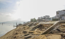 Kè "chục tỷ" mới xây xong bị sóng đánh tan nát.