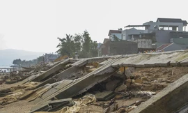 Kè tiền tỷ chưa bàn giao đã bị sóng đánh tan nát. Ảnh: Tr.Định