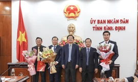 Bí thư Tỉnh ủy Bình Định Hồ Quốc Dũng (ở giữa) tặng hoa tân chủ tịch và các phó chủ tịch.