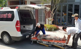 Các nạn nhân được đưa đi cấp cứu. Ảnh: Tr.T