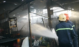 Cháy chợ Cây Xăng lúc rạng sáng.