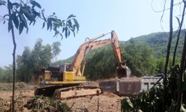 Hành vi khai thác đất trái phép của Công ty TNHH Thanh Huy tại núi Hòn Ách.