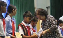 Bà Trương Mỹ Hoa trao tặng học bổng cho các cháu học sinh. Ảnh: Trương Định