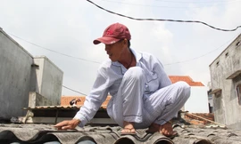 Người dân kiểm tra, chèn chống nhà cửa trước bão.