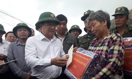 Phó Thủ tướng Trịnh Đình Dũng tặng quà cho người dân thôn Hải Nam, xã Nhơn Hải. Ảnh: Tr.Định