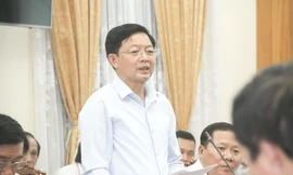 Ông Hồ Quốc Dũng - Chủ tịch UBND tỉnh Bình Định báo cáo tại buổi làm việc. Ảnh: Trương Định