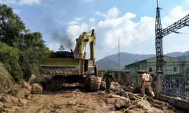 Lãnh đạo tỉnh Bình Định đi kiểm tra sạt lở tại tuyến đường lên xã Vĩnh Kim. Ảnh: Trương Đinh