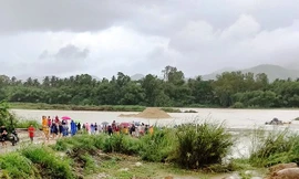 Người dân tổ chức tìm kiếm anh T. bị lũ cuốn mất tích. Ảnh: Ph.Cương