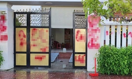 Nhà riêng của giám thị trại giam bị tạt sơn, bôi bẩn.