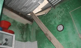 Miếng ván gỗ dài hơn 4m của công trình khách sạn phi thẳng xuống đầu nhà người dân.