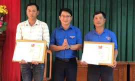 Tỉnh Đoàn Bình Định tặng bằng khen cho 2 thanh niên dũng cảm cứu người trong cơn lũ lụt.