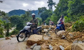 Đường lên Vĩnh Kim gặp rất nhiều khó khăn do sạt lở. Ảnh: Trương Định