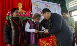 Ông Nguyễn Phi Long trao tặng quà cho các già làng. Ảnh: Trương Định