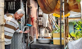 Nhiều này nay, người dân ở xã Bình Tường có các triệu chứng buồn nôn, đau đầu, mệt mỏi chưa rõ nguyên nhân. Ảnh: Trương Định