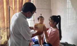 Một trường hợp được điều trị ở Trung tâm Y tế huyện Tây Sơn vì đau bụng, nôn ói không rõ nguyên nhân. Ảnh: Trương Định