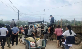 Dân chặn xe lãnh đạo không cho dự lễ khánh thành nhà máy điện mặt trời.