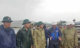 Lãnh đạo tỉnh Bình Định đi kiểm tình hình ứng phó bão. Ảnh: Tr.Định