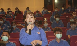 Cán bộ Đoàn nêu ý kiến tại buổi đối thoại. Ảnh: Trương Định