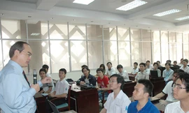 Phó Thủ tướng Nguyễn Thiện Nhân trò chuyện với sinh viên chương trình tiên tiến ĐH Khoa học Tự nhiên TPHCM	Ảnh: Quang Phương