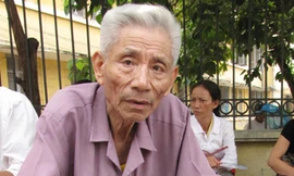 Ông Trọng chờ cháu trước trường thi. Ảnh: Tuấn Nguyễn