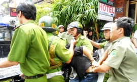 Clip vây bắt đối tượng cùng hung khí cố thủ trong khách sạn