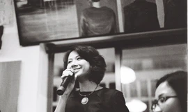 Ca sĩ Giang Trang (ảnh trên) và bìa đĩa CD của cô (ảnh dưới)