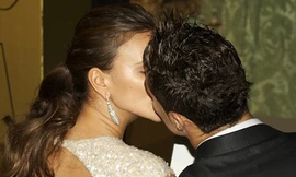 Ronaldo và bạn gái ‘khóa môi’ đắm đuối