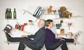 Thiết kế ‘giá người’ từ những chiếc giá sách