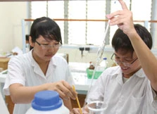 Phòng thực hành thí nghiệm đạt tiêu chuẩn là một trong các tiêu chí kiểm định chất lượng các trường đại học. Ảnh: Đ.N.T (Thanh Niên)