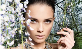 Siêu mẫu tuổi 17 khoe sắc đẹp rạng ngời