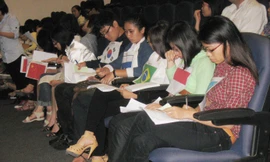 Bạn trẻ tham gia phiên đàm phán giả định Ảnh: P.T