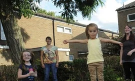 Kết tội quậy phá, bé gái 3 tuổi bị cấm ra ngoài chơi