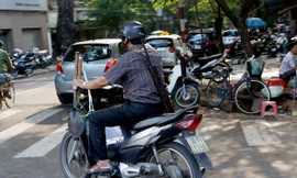 Tay cầm xẻng, vai khoác súng