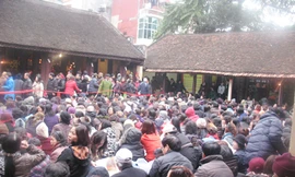 Hàng nghìn người chen nhau chờ làm lễ giải sao tại chùa Phúc Khánh