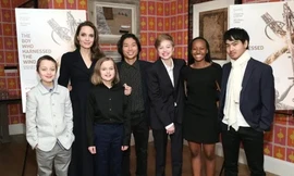 Angelina Jolie tức giận khi Brad Pitt giới thiệu vợ cũ Jennifer Aniston với các con