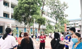 Teen “check-in” điểm thi tốt nghiệp THPT giữa sự “bảo vệ” của đội ngũ y tế, công an