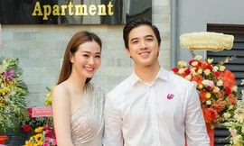 Khánh My diện đầm lệch vai quyến rũ, nắm chặt tay bạn trai tại sự kiện