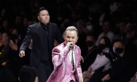 Hot nhất ngày mở màn #VIFW2020: Binz bất ngờ nắm tay Châu Bùi khi đang trình diễn