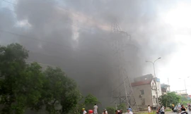 Khói đen bốc lên nghi ngút khiến nhiều người đi đường hoảng loạn