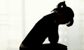 Nữ nhân viên mát-xa bị hiếp dâm ngay tại quán