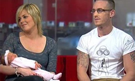 Chồng đỡ đẻ cho vợ trong phòng tắm